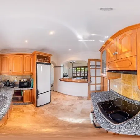 Marina Deluxe & Pool