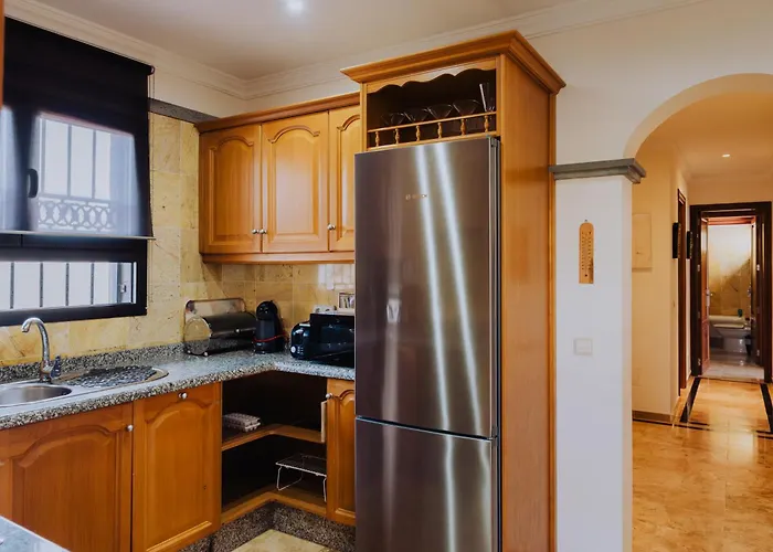 فيلة Marina Deluxe & Pool *